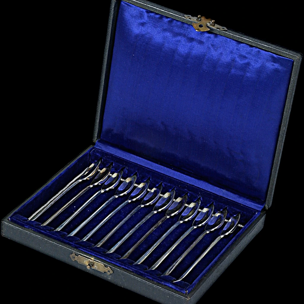 Paroni_Antiikki_ja _Desing_hopea-malli-1